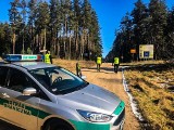 Koronawirus w Polsce. Policjanci strzegą granicy z Litwą [ZDJĘCIA]