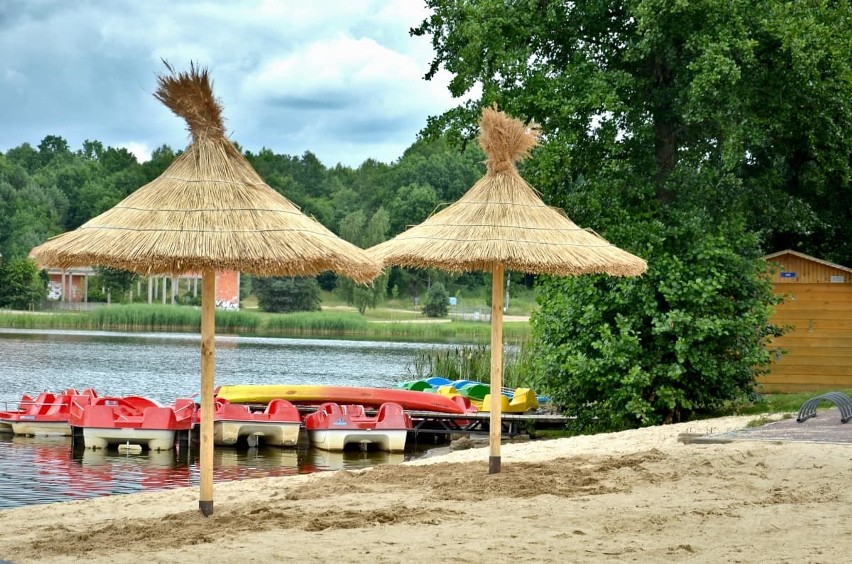 Siemiatycze to podlaskie Bahamy! Na plaży są nowe parasole ze strzechy. Miasto ozdobił też wielki napis (ZDJĘCIA)