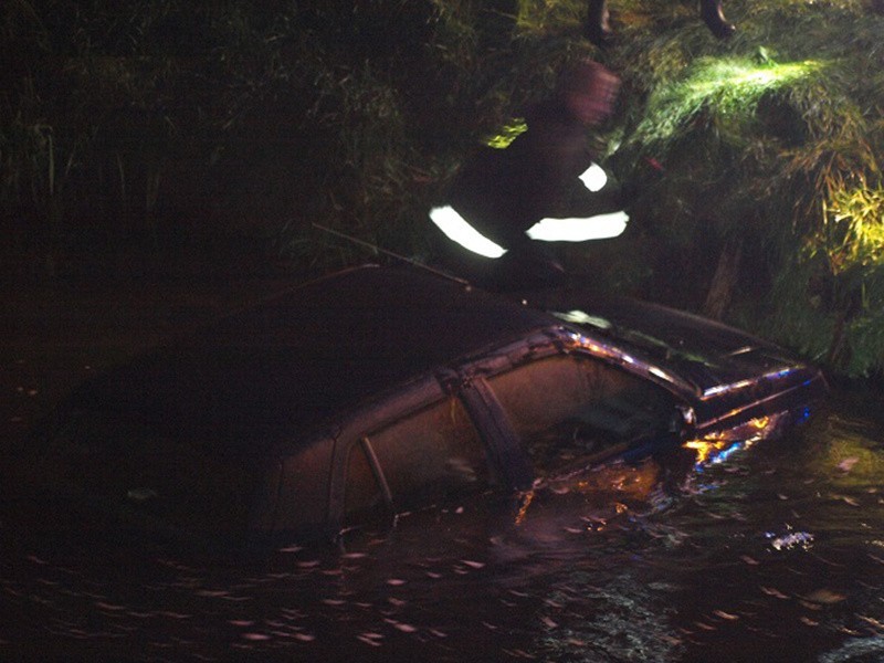 Wypadek w Białogardzie. Renault wpadło do rzeki. Kierowca uciekł [zdjęcia] 
