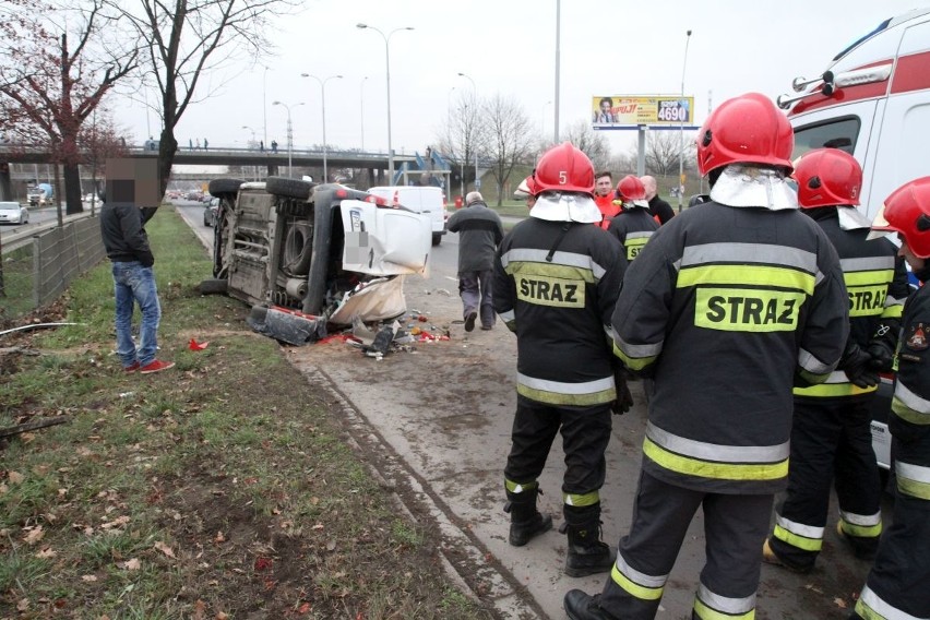 Wypadek na Krzywoustego, renault dachował na jezdni...