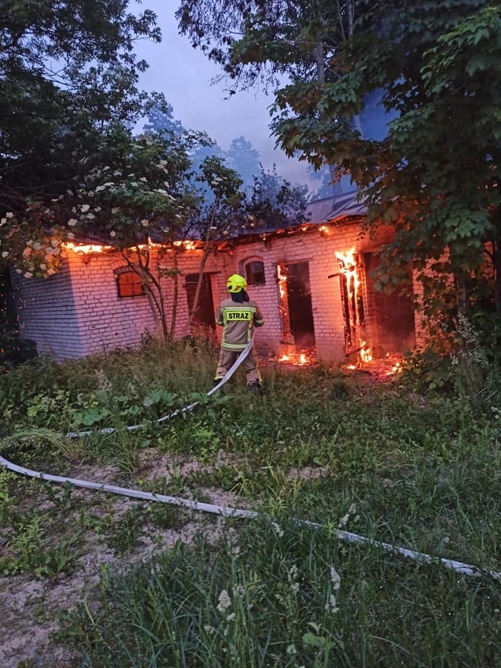 Pożar w Troszynie. Płonął pustostan. Do pożaru doszło w nocy 16.06.2021