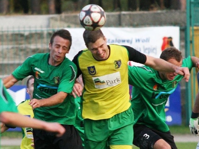 W sobotę wielkie derby w Tarnobrzegu, Siarka kontra Stal Stalowa Wola, od lewej: Sylwester Sikorski (Stal), Bartłomiej Makowski (Siarka) i Michał Czarny Stal. 