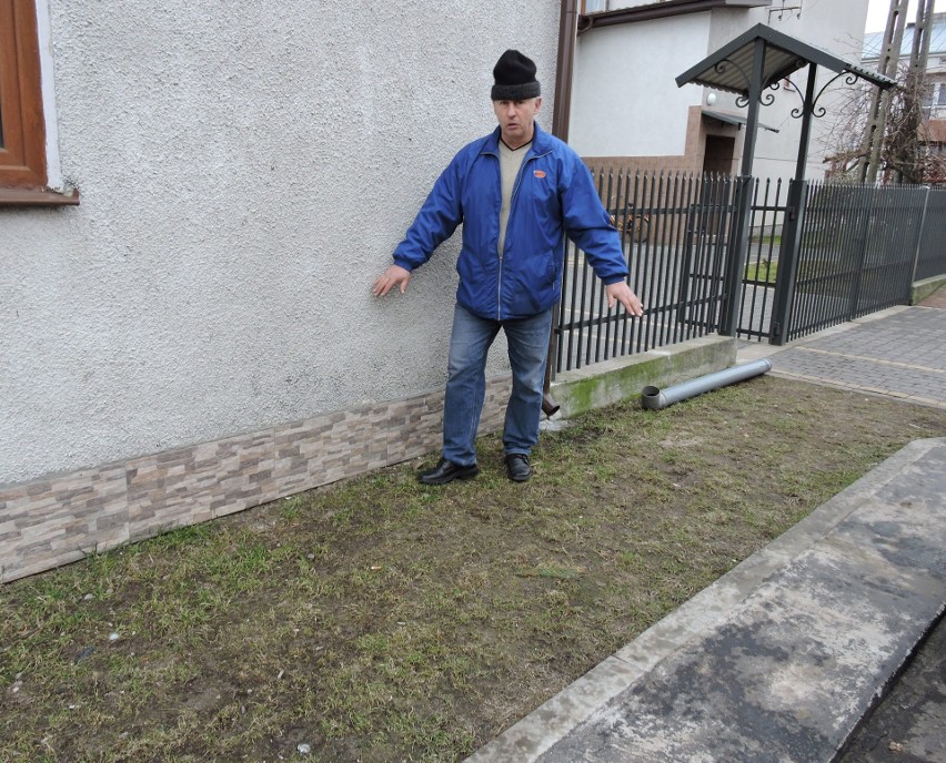 Troszyn. Chodnik przy ul. Kmicica. Niedawno ukończony i już wiadomo, że źle odwodniony