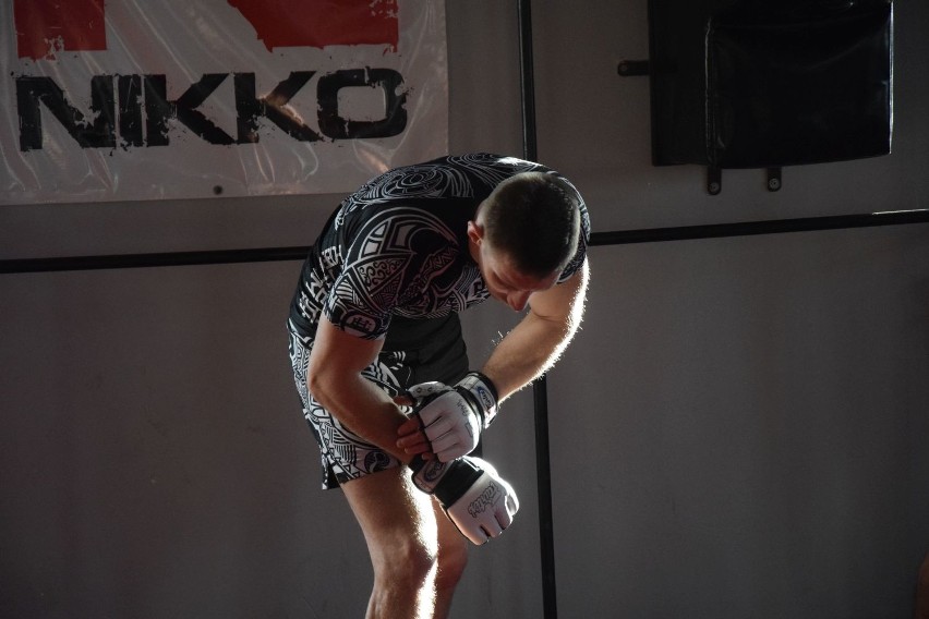 [WIDEO] Sporty walki. Marcin Skrzek przygotowuje się do najważniejszej walki w karierze. W marcu powalczy o pas mistrzowski federacji TFL