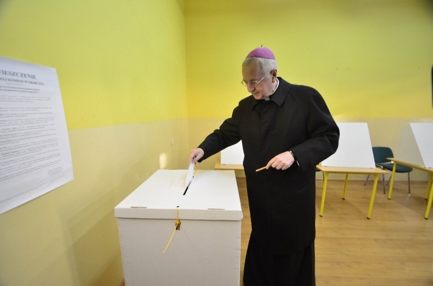 Głosowanie w poznańskich lokalach wyborczych