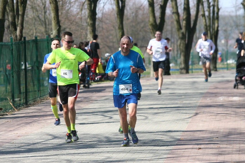 Biegli w niedzielę nad Zalewem Zemborzyckiem. To ostatni bieg z cyklu "Cztery Dychy do Maratonu" [DUŻO ZDJĘĆ]