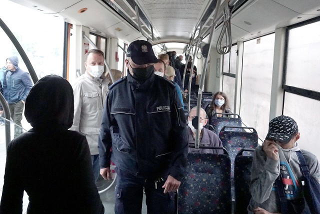 Czy policyjne kontrole w tramwajach i autobusach MPK poskutkowały? Czy pasażerowie jeżdżą w maseczkach? CZYTAJ DALEJ NA NASTĘPNYM SLAJDZIE