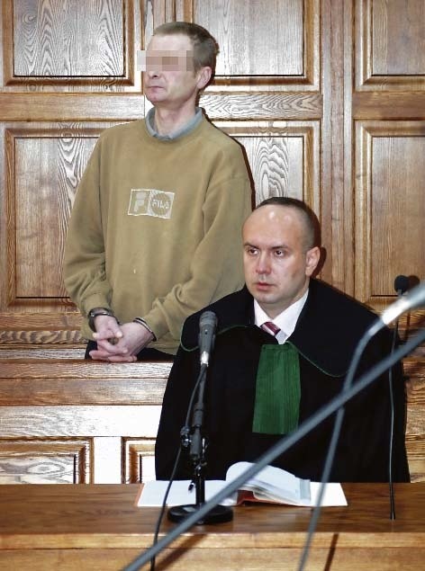 Za rozbój Jarosławowi B. grozi nawet 12 lat więzienia. Sąd może orzec wyższą karę, bo oskarżony w ciągu ostatnich 5 lat był już karany. Kolejne 2 lata grożą mu za jazdę na podwójnym gazie. 