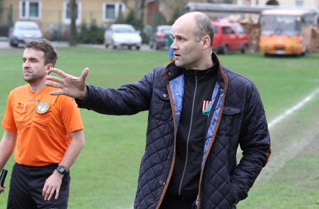 Trener czwartoligowego Sokoła Nisko, Artur Lebioda (z prawej) może być zadowolony z poczynań swoich podopiecznych jesienią.