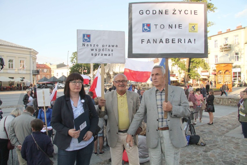 Demonstracja poparcia dla niepełnosprawnych w Kielcach (ZDJĘCIA)