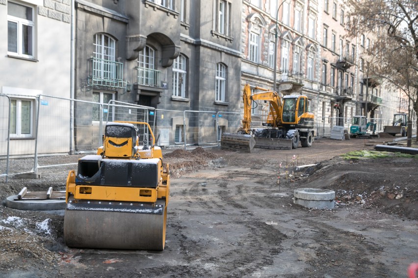 Kraków. Przebudowa placu Biskupiego. Zobacz, na jakim etapie są prace [ZDJĘCIA]