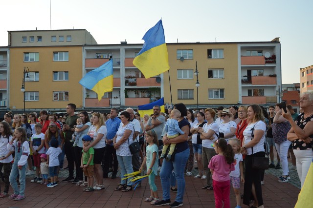 Łzy wzruszenia towarzyszyły Dniu Niepodległości Ukrainy obchodzonym wczoraj na bytowskim rynku. Spontaniczne spotkanie zgromadziło wielu Ukraińców, którzy schronienie znaleźli w Bytowie.