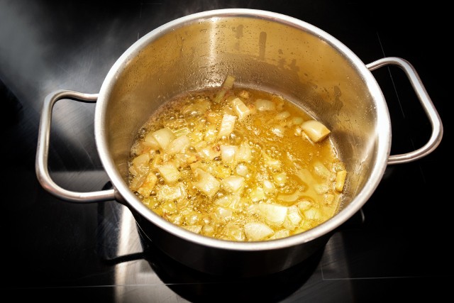 Sos z cebuli wymaga długiego gotowania na małym ogniu.