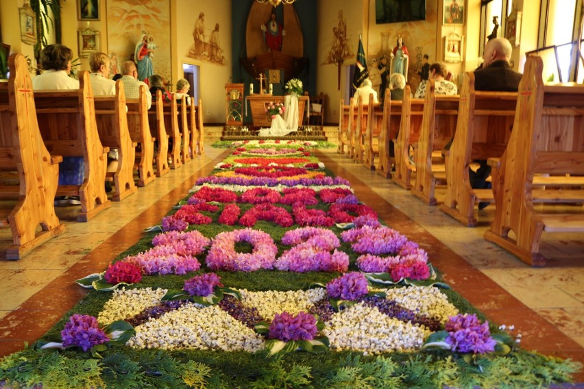 Kwiatowe dywany zdobią kościół i ołtarze w polskokatolickiej...