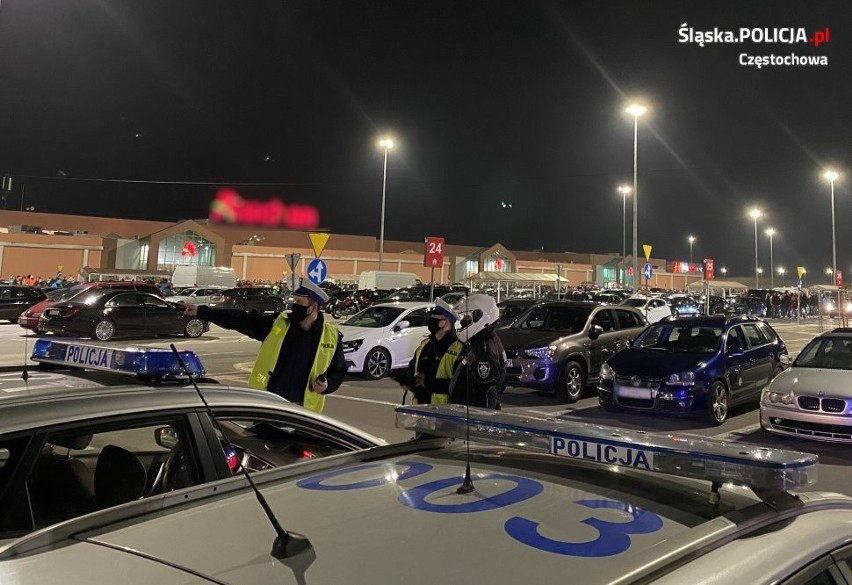 Na parking w Poczesnej przyjechało ponad 700 samochodów...