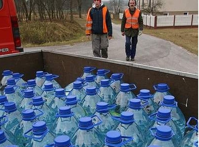 Przez kilka dni do mieszkańców gmin Piekoszów i Chęciny dowożona jest woda w butelkach.