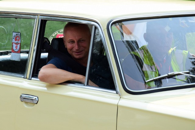 Prezydent Inowrocławia Ryszard Brejza w trakcie sobotniego zlotu samochodów zabytkowych w Inowrocławiu