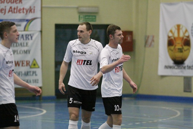 Mateusz Mika (z lewej) i Michał Zboch po latach występów dla Berlandu grają teraz dla Gredaru.