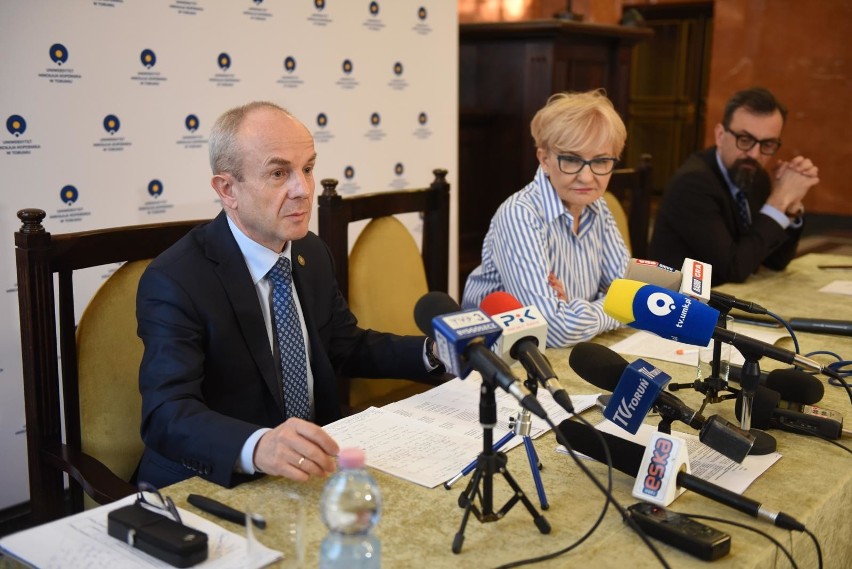 Profesor Jacek Kubica, posłanka Iwona Michałek oraz Marcin...