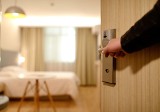 38-latek z gminy Chmielnik wynajmował pokoje w kieleckich hotelach i nie płacił. Teraz wpadł 