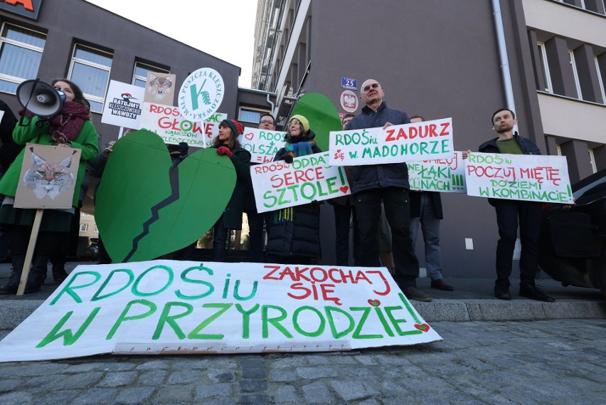 Kraków. "Chrońcie przyrodę, a nie swoje stołki". Protest przeciwko Regionalnej Dyrekcji Ochrony Środowiska [ZDJĘCIA]
