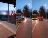 Wrocław: Wściekli kierowcy mieli dość czekania. Ruszyli na przejazd kolejowy mimo ostrzeżeń [FILM]