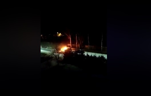 Pożar samochodu i szybka reakcja strażaków [FILM]