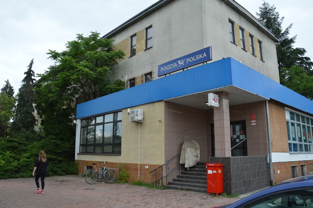 Budynek poczty głównej w Stalowej Woli, pocztowcy pracują w okrojonych godzinach, jest ich za mało do obsługi klientów