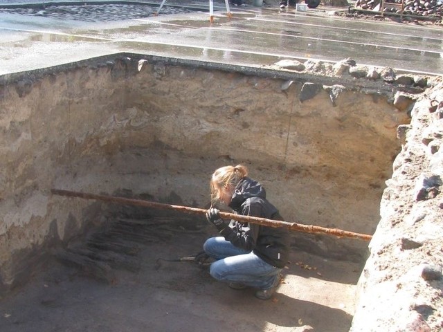 Drewniane relikty z późnego średniowiecza znaleziono podczas sondażowych prac archeologicznych na placu Pokoju w Lęborku.