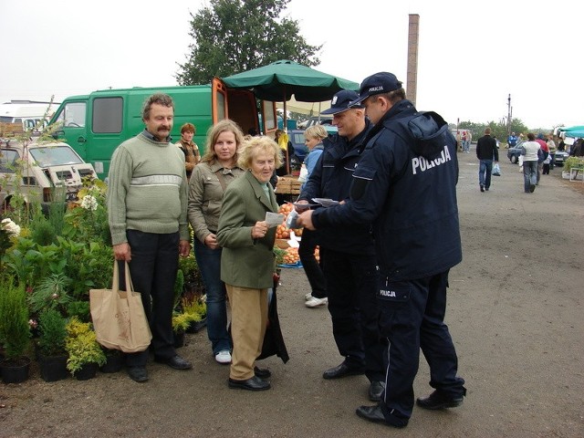 Policjanci wręczali odwiedzającym targowisko i kupcom ulotki informujące o bezpieczeństwie. 