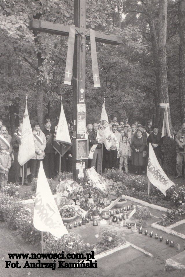 Obchody 10 rocznicy porwania księdza Popiełuszki przy krzyży w Przysieku.