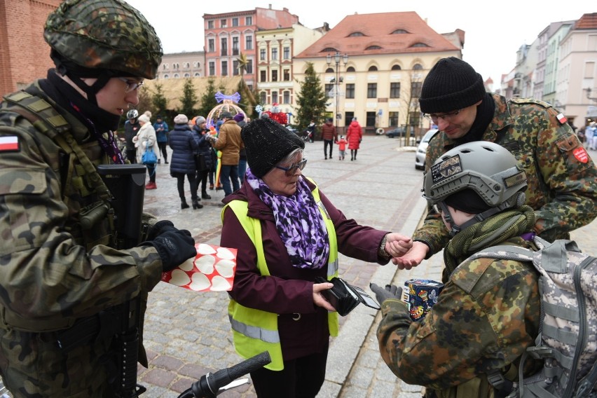 Torunianie wspierają Wielką Orkiestrę Świątecznej Pomocy....