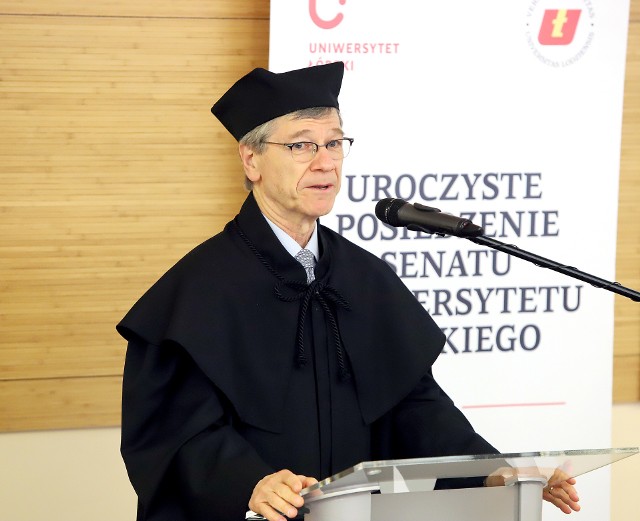 Ekonomista Jeffrey Sachs odebrał w piątek (24 maja) tytuł doktora honoris causa Uniwersytetu Łódzkiego. W ten sposób uczelnia uświetniła swoje 74. urodziny.