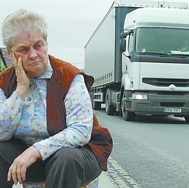 - Czy ja dożyję zbudowania tej obwodnicy, skoro tiry rujnują nam domy i zdrowie? - martwi się Urszula Bensz, której dom stoi przy trasie.