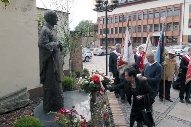 Po mszy św. przedstawiciele Zarządu Regionu NSZZ "Solidarność" Śląska Opolskiego oraz powiatowych struktur związku złożyli kwiaty na grobie ks. prałata Stefana Baldego i pod pomnikiem bł. ks. Jerzego Popiełuszki.