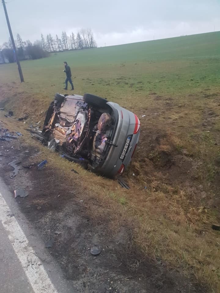 Wypadek w Strzegowej. Pięć osób trafiło do szpitala, w tym dwie zostały zabrane śmigłowcem