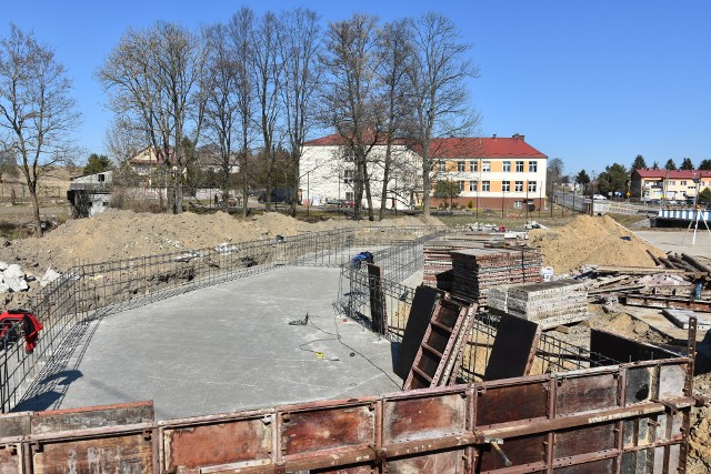 Trwa budowa nowego dworca autobusowego w Iwaniskach. Zobacz jak będzie wyglądał dworzec.