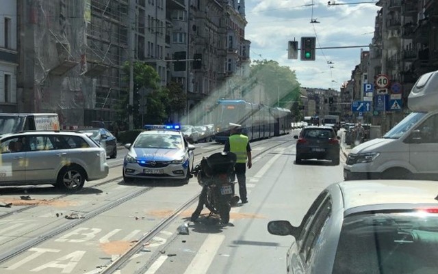 Zderzenie samochodu z motorowerem. Kierowca motoroweru trafił do szpitala. Utrudnienia mogą potrwać nawet kilka godzin.