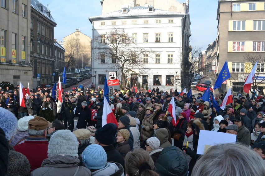 Manifestacja KOD w Bielsku-Białej. Mróz, demokracja, narodowcy i... poseł Pięta [ZDJĘCIA]