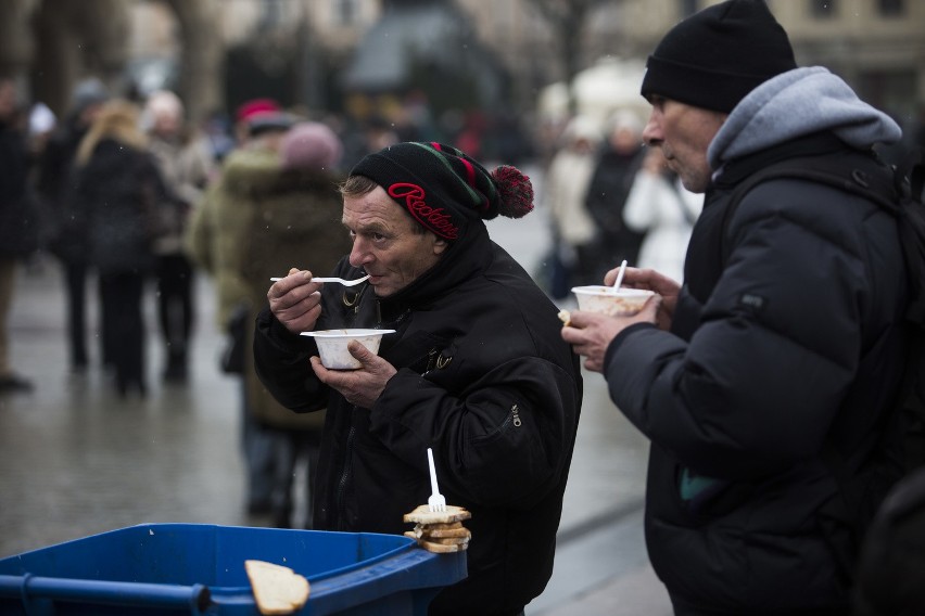 Na krakowskim Rynku wigilia dla bezdomnych i potrzebujących [ZDJĘCIA, WIDEO]