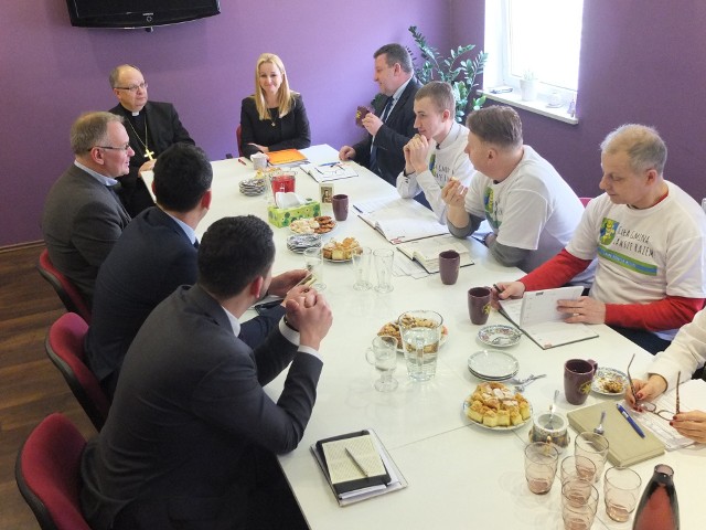 Dziś po raz pierwszy przy jednym stole zasiedli przedstawiciele Dobrzenia Wielkiego oraz zespół reprezentujący Opole, w którym jest m.in. prezydent Arkadiusz Wiśniewski.