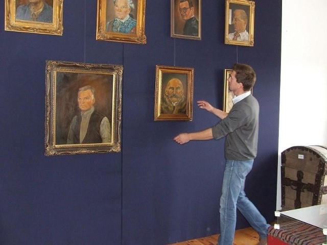 Mateusz Wasiński pokazuje prace Jerzego Sikucińskiego w Muzeum Regionu Kozła