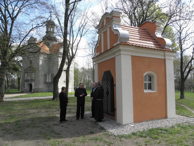 Kaplica Włożenia Krzyża w Pakości (na pierwszym planie) jest już wyremontowana. W tym roku remont czeka kaplicę Piłata (na zdjęciu na drugim planie)