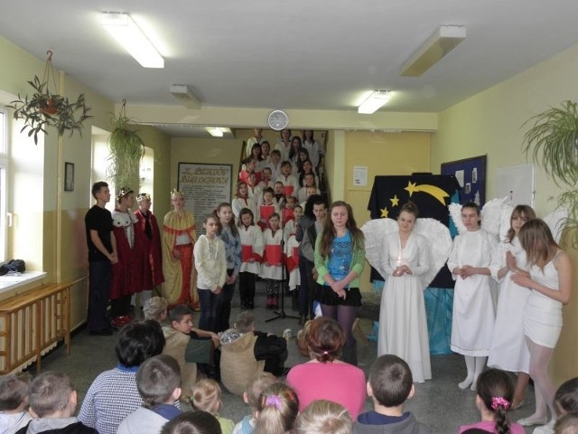 Opowieść o narodzeniu Jezusa zagrali uczniowie Zespołu Szkół w Radzyniu dla swoich równieśników z Białochowa