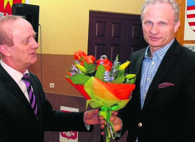Starosta Jerzy Suliga (z lewej) pogratulował na ostatniej sesji doktorowi Leszkowi Orlińskiemu zdobycia kolejnego tytułu Lekarza Roku.