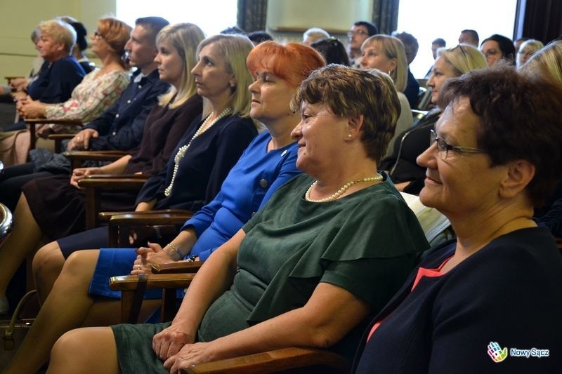 Nowy Sącz. Prezydent Ryszard Nowak przyznał nagrody 48. pedagogom [ZDJĘCIA]