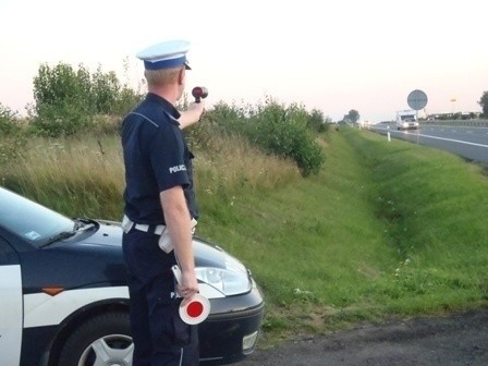 Podczas niedzielnych działań policjanci skontrolowali 1270 kierowców, z których 884 przekroczyło dozwoloną prędkość.