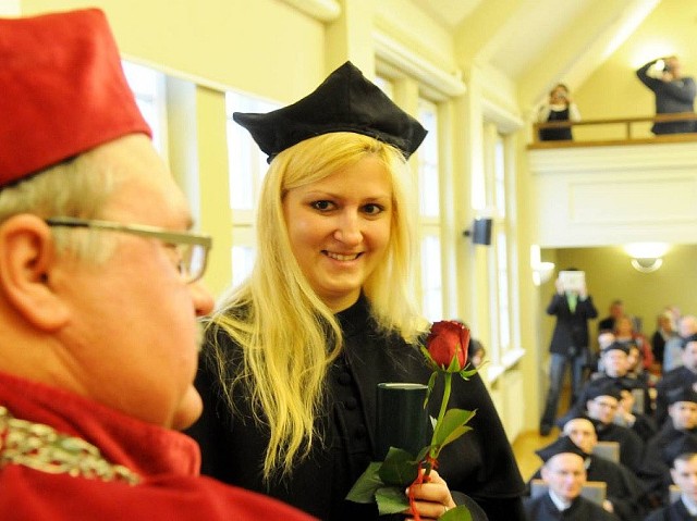 Marta Dembska odebrała nominację doktorancką.
