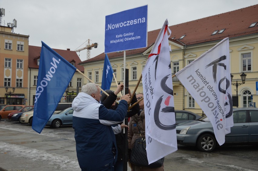 KOD w obronie sędziów. Manifestowali też w Oświęcimiu [ZDJĘCIA]