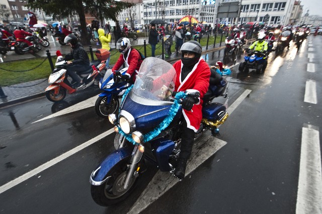 Już po raz dziewiąty motocykliści z Koszalina i regionu wcielają się w rolę pomocników świętego Mikołaja.W tym roku celem imprezy jest zbiórka funduszy na wsparcie leczenia Antosia Szuflińskiego z Koszalina, który choruje na rdzeniowy zanik mięśni. 